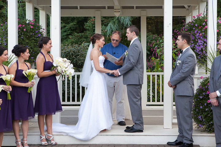 What does a typical wedding ceremony look like?